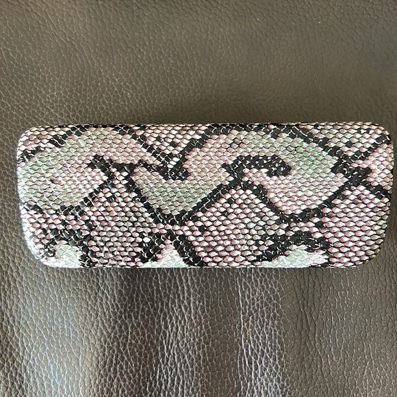 NWOT XOXO Faux Snake Skin Textured Hinged Glass Case w/Cream Velvety Interior - Picture 4 of 6
